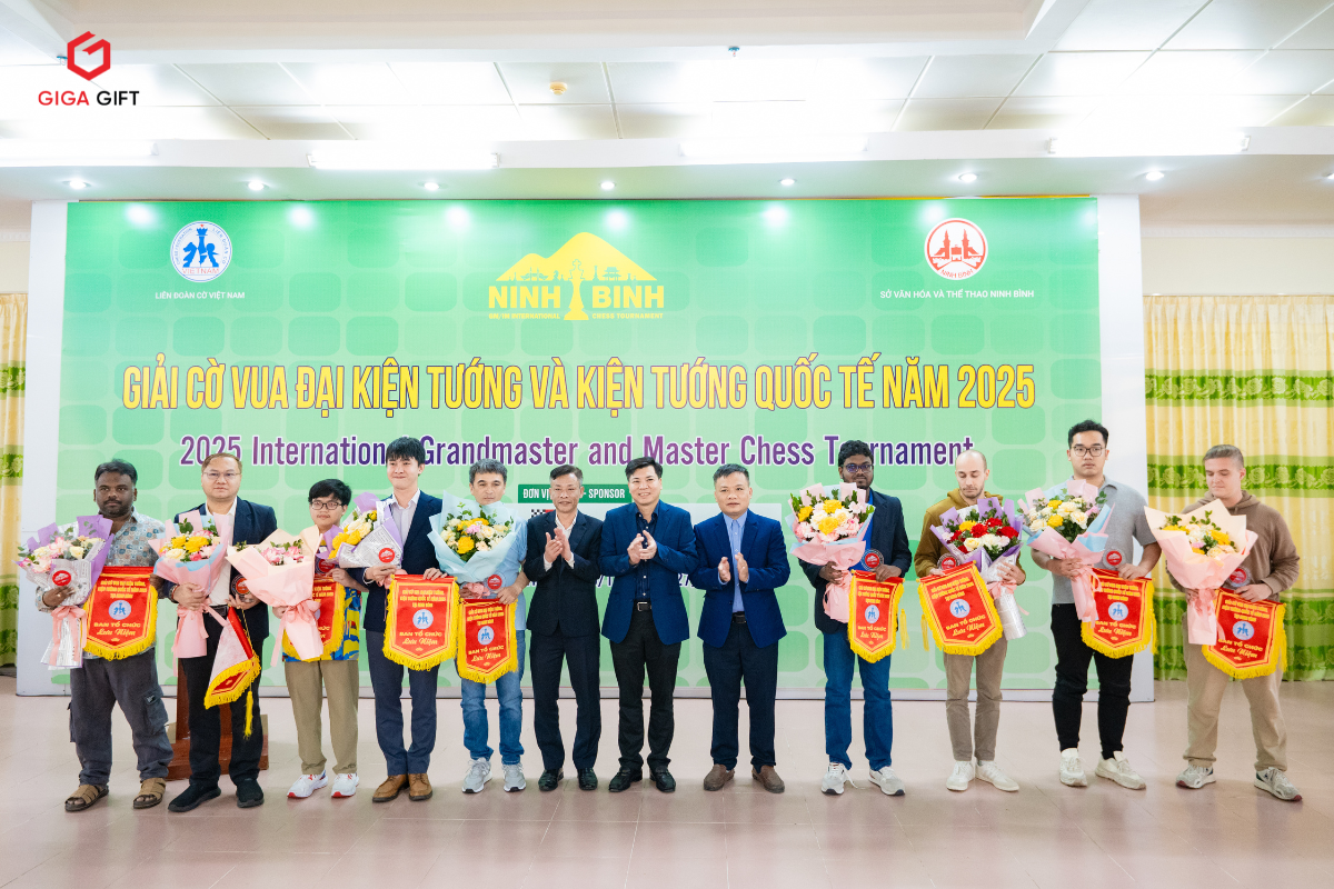 Ban tổ chức trao cờ lưu niệm tặng các kỳ thủ quốc tế