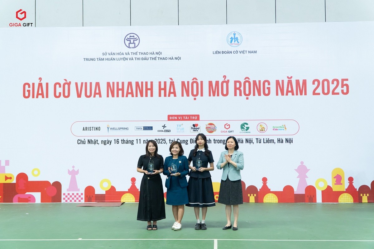 Đại diện Giga Gift nhận cúp lưu niệm từ Ban Tổ chức Giải&nbsp;Cờ vua nhanh Hà Nội mở rộng 2025