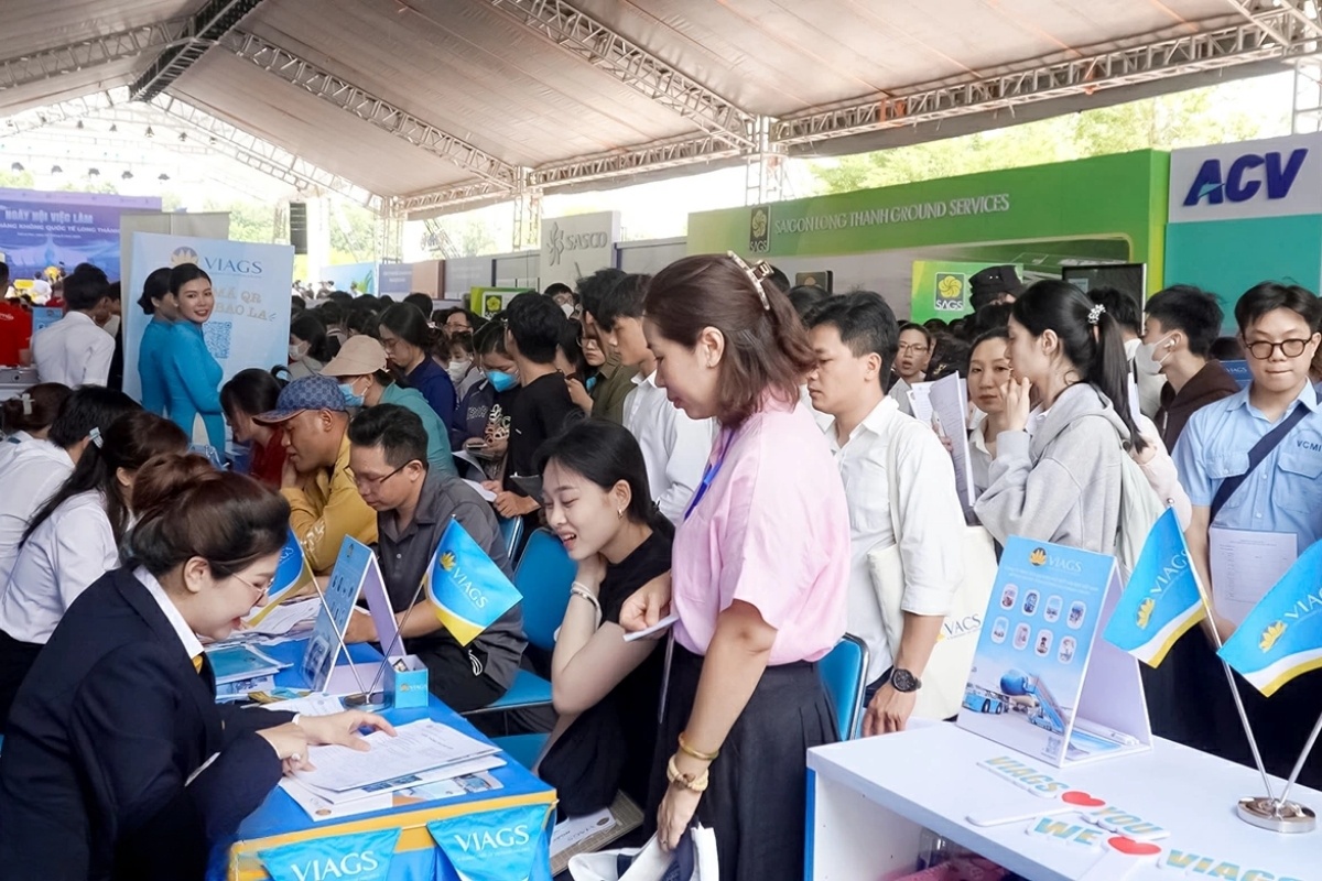 Không khí nhộn nhịp tại các gian hàng tuyển dụng nhờ quà tặng hấp dẫn