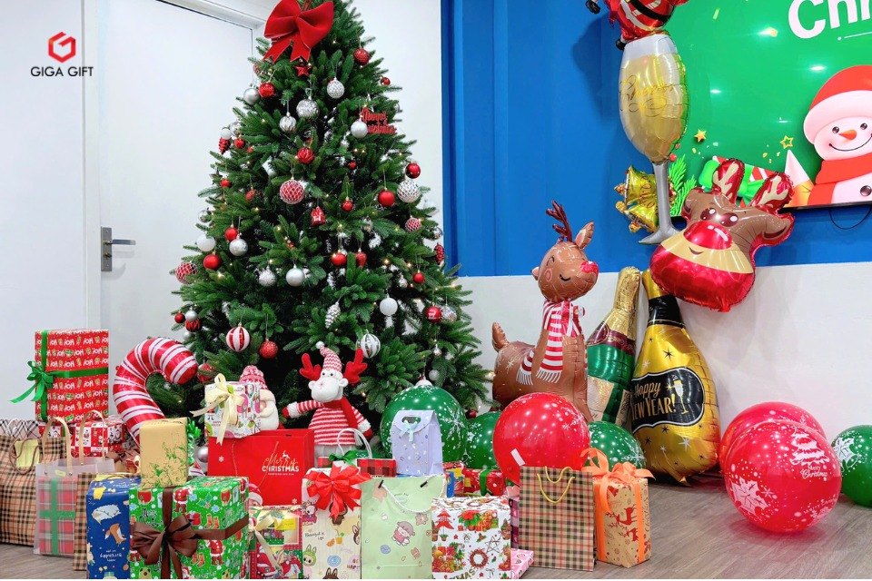 Những món quà Giáng sinh được chuẩn bị chu đáo, đóng hộp xinh xắn