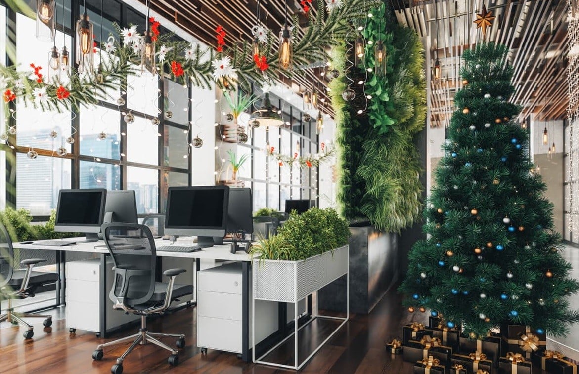 Văn phòng trang trí ngập tràn không khí lễ hội Giáng sinh