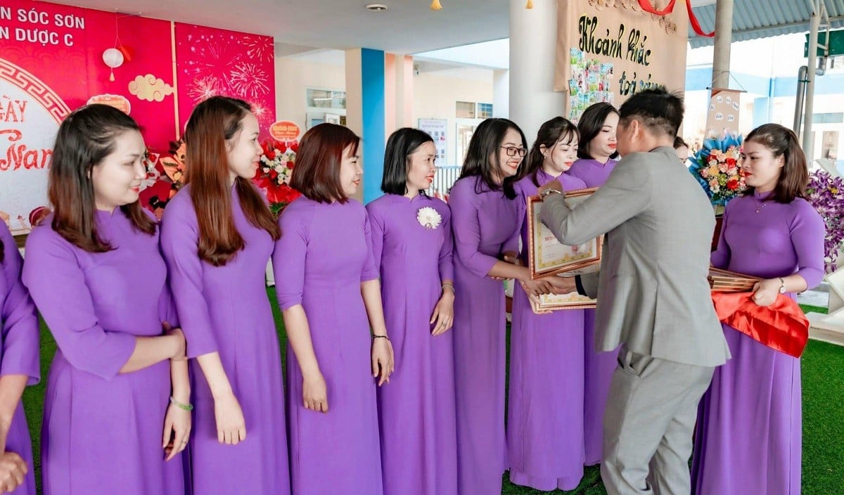 Món quà tôn vinh khích lệ tinh thần luôn được thầy cô trân trọng