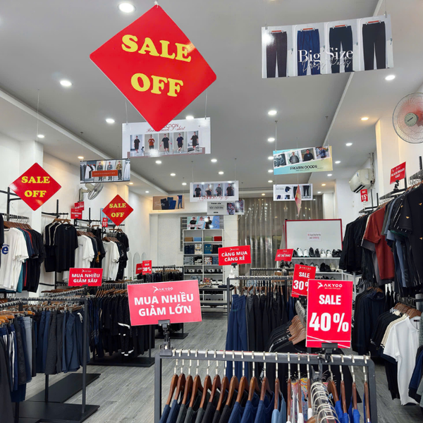 Không gian trưng bày liện tục được treo đồ mới