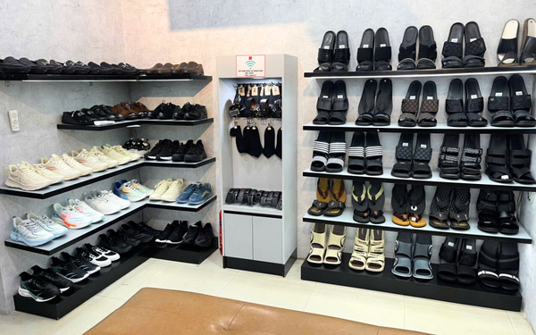 Góc trưng bày giày dép tại chi nhánh AKYOO Trung Kính mới