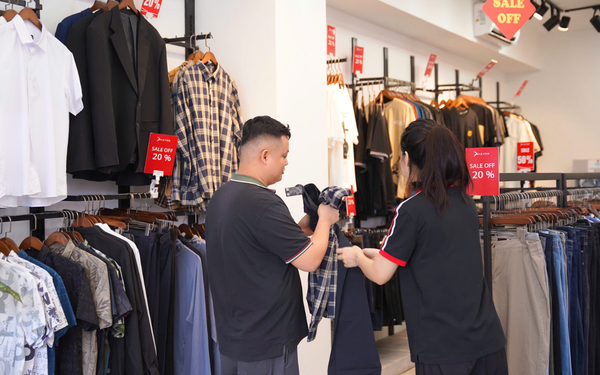 Khách hàng đang trải nghiệm tại chi nhánh AKYOO Trung Kính mới