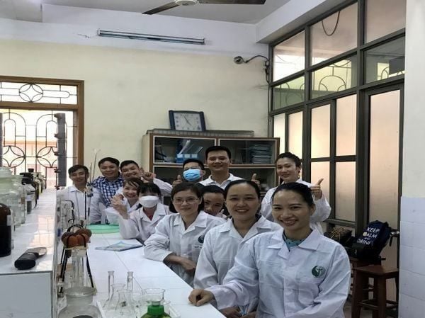 Sinh viên ngành Môi trường trong phòng thí nghiệm