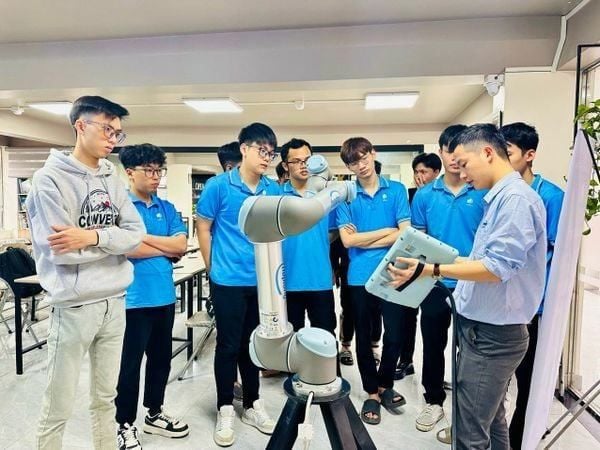 Sinh viên ngành điện tự động công nghiệp thực hành Robot