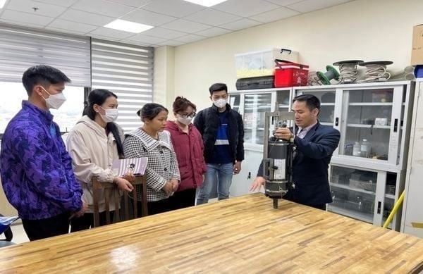 Sinh viên ngành Kỹ thuật môi trường của HPU thực tập sử dụng thiết bị lấy mẫu nước chuyên dụng