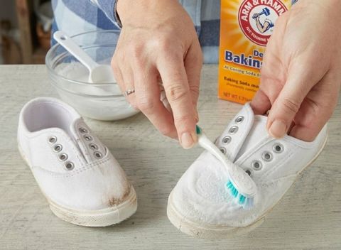 Dùng baking soda và giấm vệ sinh giày