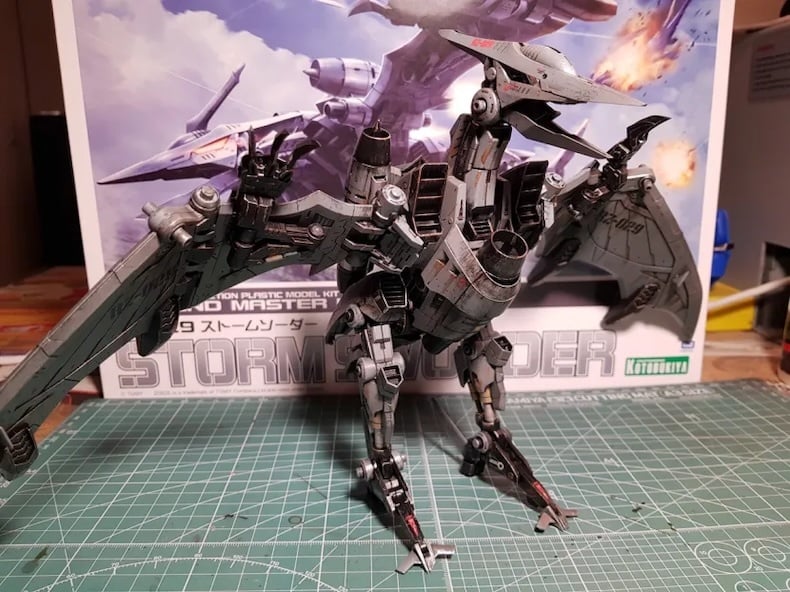 Realize Model So Với HMM Kotobukiya — Không Phải Cạnh Tranh, Mà Là Hai Lựa Chọn Khác Nhau