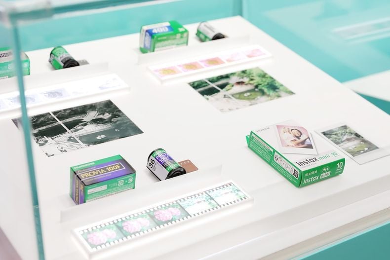 triển lãm máy ảnh in liền film instax