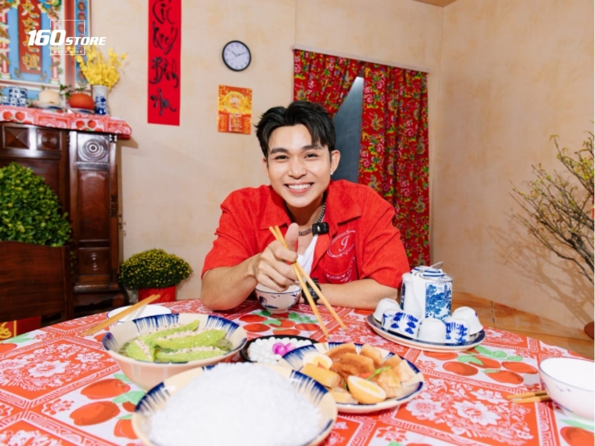 Kiểu chụp tương tác với đồ ăn Tết đời thường nhưng vẫn rất có vibe Tết sum vầy