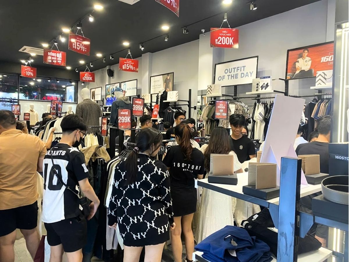 Nhân viên tư vấn phối đồ cho khách tại cửa hàng