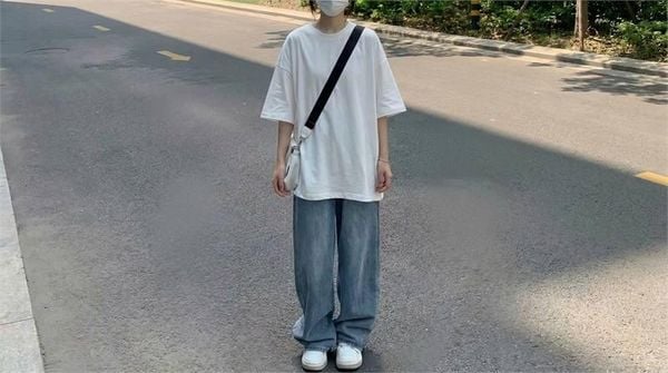 Áo thun form rộng nữ phối quần jeans ống đứng trẻ trung