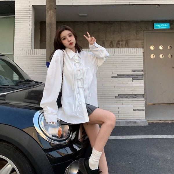 Áo sơ mi oversized mặc kiểu giấu quần hoặc nhấn eo trẻ trung