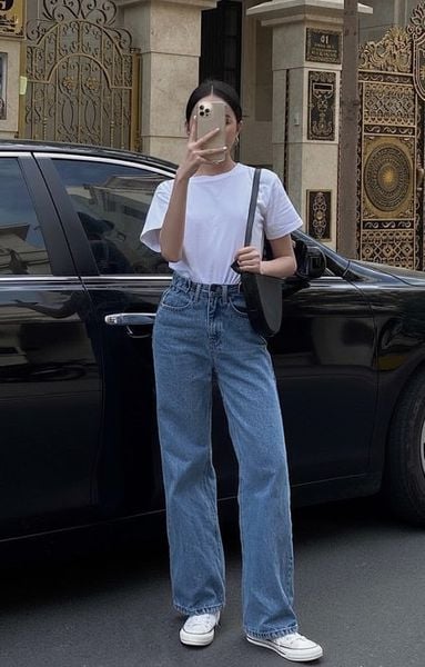 Cách phối đồ với giày thể thao trắng nữ - Áo thun basic, quần jeans ống đứng