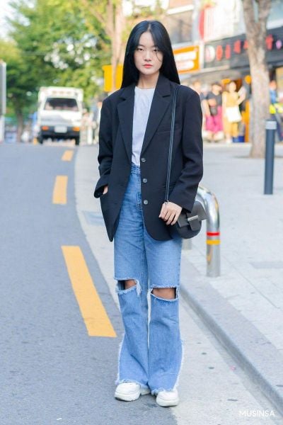 Cách phối đồ với giày thể thao trắng nữ - Áo thun trắng phối cùng blazer dáng suông