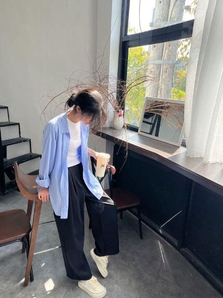 Cách phối đồ với giày thể thao trắng nữ - Áo sơ mi oversize phối cùng quần tây ống đứng