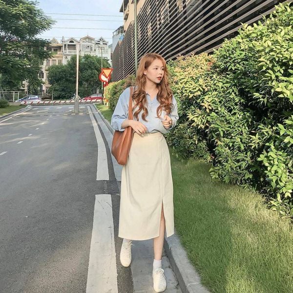 Cách phối đồ với giày thể thao trắng nữ - Chân váy midi xẻ tà phối cùng áo sơ mi