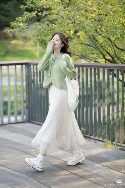 Cách phối đồ với giày thể thao trắng nữ - Váy maxi trơn màu