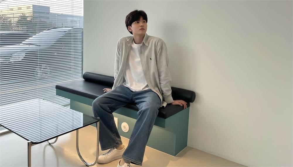 Quần jean ống đứng phối áo thun basic trẻ trung dễ mặc