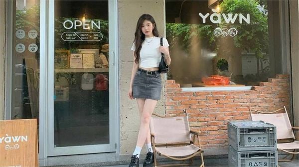 Chân váy jean ngắn phối áo croptop kín đáo tôn eo
