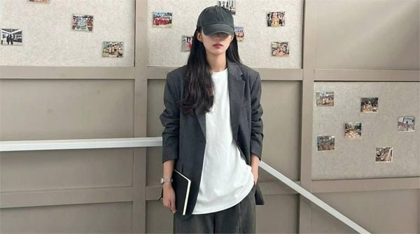 Áo thun form rộng nữ phối blazer theo phong cách smart casual