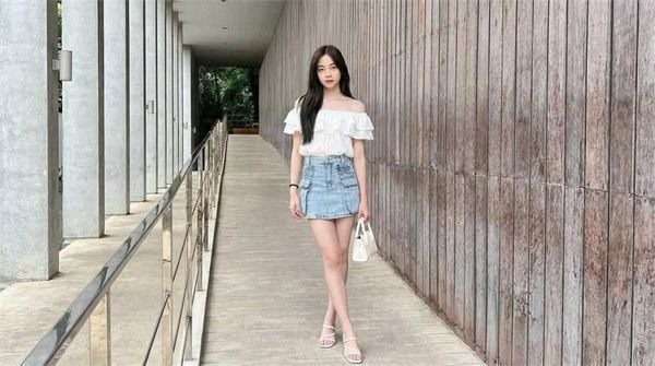 Chân váy jean ngắn phối áo trễ vai nữ tính nổi bật