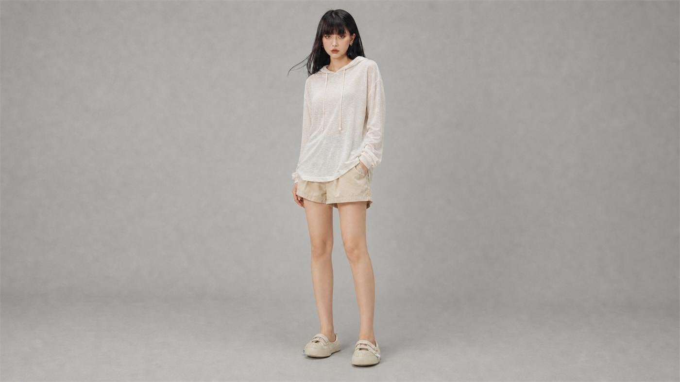 Phối quần short nữ với áo hoodie mỏng năng động