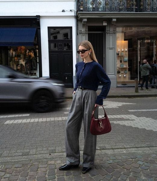 20 cách phối màu quần áo nữ và chọn Xanh navy + Ghi sáng