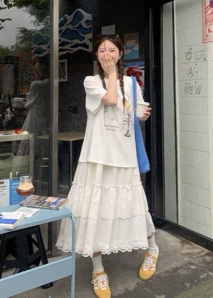 Áo thun form rộng nữ phối chân váy midi và cardigan nữ tính