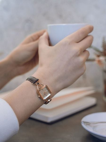 Kích thước mặt và vỏ thường nhỏ, mảnh hơn