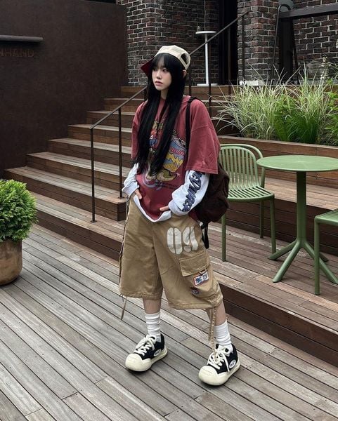 Phối đồ với áo thun form rộng nữ với quần và váy cân dáng