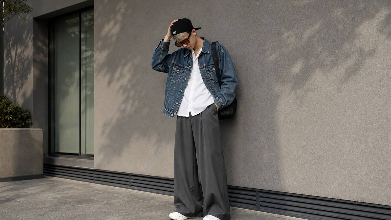 Phối quần ống rộng nam với denim jacket để tăng chất bụi và nam tính