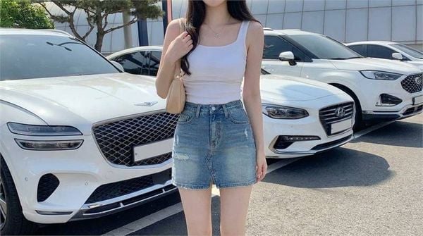 Chân váy jean ngắn xẻ tà phối áo tối giản trẻ trung