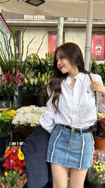 Chân váy jean ngắn phối áo sơ mi trắng thanh lịch trẻ trung