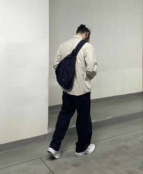 Boy phố với Túi đeo chéo mini hay túi bao tử