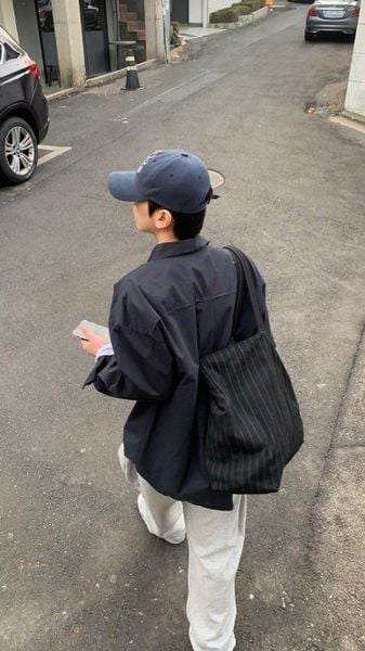 Boy phố với Mũ lưỡi trai hay kính râm