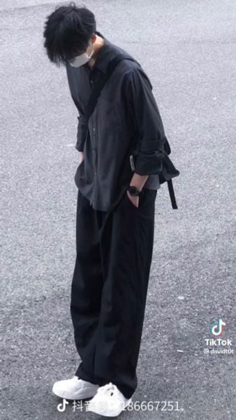 Boy phố với All black tone-sur-tone