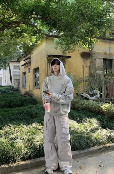 Boy phố với Hoodie + quần cargo + sneaker retro
