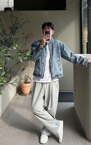 Boy phố với áo thun oversize áo khoác denim và quần ống suông