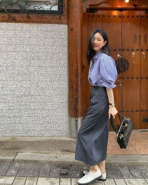 Các mẫu áo sơ mi nữ cách điệu đẹp - Phối với chân váy