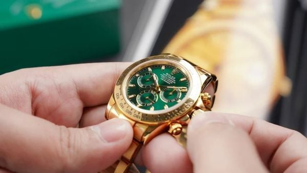 Lên cót khi đồng hồ cơ bị dừng sau vài ngày không đeo