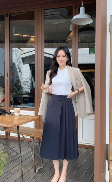 Cắch phối đồ với áo polo nữ - kết hợp blazer và chân váy midi