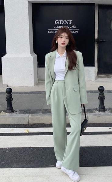 Cắch phối đồ với áo polo nữ - phối cùng set suit nữ và sneaker hoặc loafer