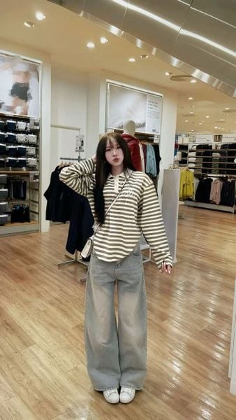 Cắch phối đồ với áo polo nữ - diện với quần baggy và sneaker trắng