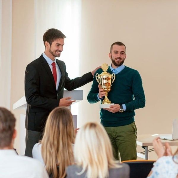 Cách tạo động lực cho nhân viên - Khi nhân viên đạt thành tích nổi bật