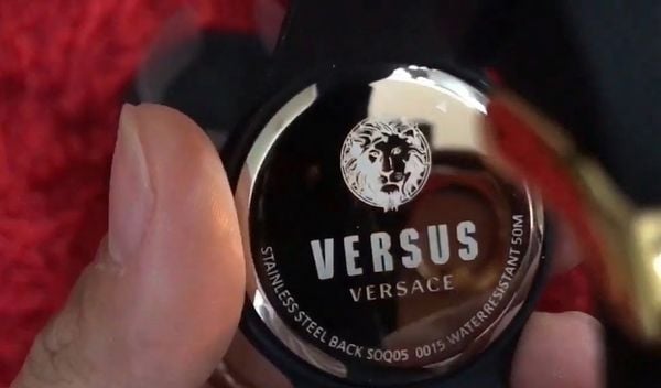 Cách check đồng hồ Versace chính hãng - Kiểm tra Serial Number ở mặt đáy