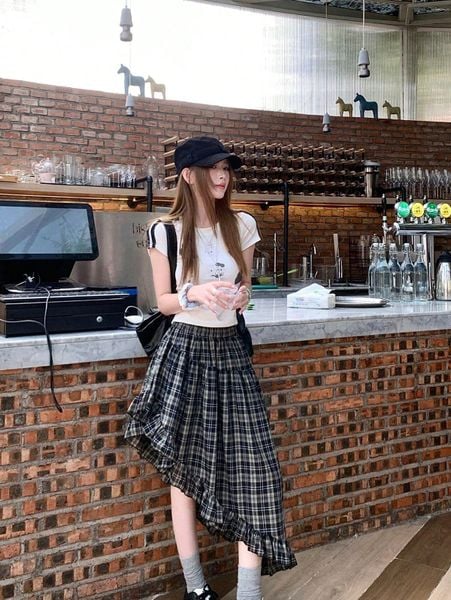 Cách phối đồ với chân váy dài qua gối - áo thun basic