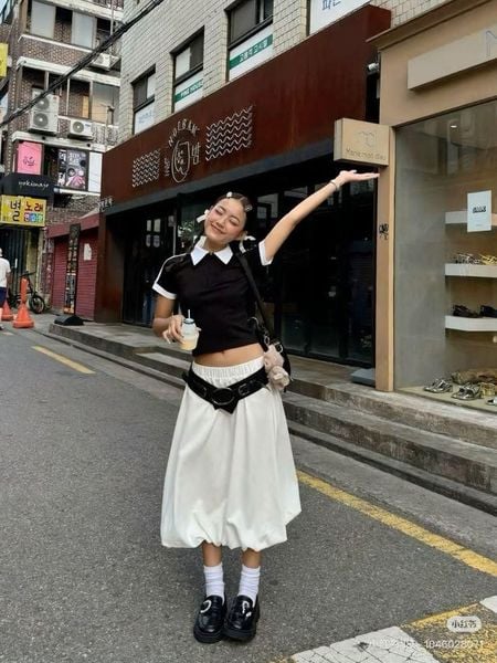 Cách phối đồ với chân váy dài qua gối - áo polo